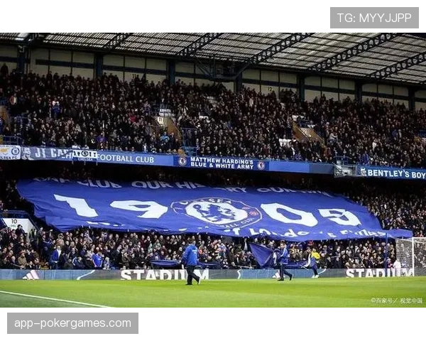 切尔西vs曼联：斯坦福桥球场座无虚席，球迷热情高涨